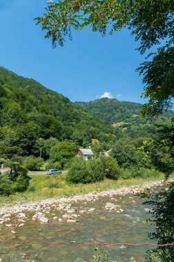 o ileri sürüş araba ile yol bulutsuz mavi gökyüzü Dağları'nın eteklerinde, hangi güzel tepeler üzerinde yatıyor