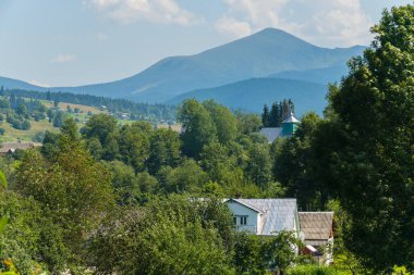 görkemli ve çok güzel dağlar ile onların eteklerinde adlı küçük bir köy