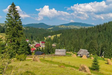 Eski kırsal konutlarında haystacks yeşil düşünülemez Dağları'nın eteklerinde güzel modern evler zemin karşı avluda ile