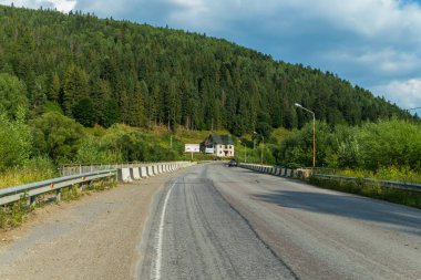 Yangınlar yetiştiği bir dağ ile parapet yolda Asfaltlı yol açar