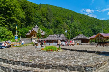 Yeşil bir yamacın dibinde pitoresk bir dağlık bölgede yer karoları ile yaz alan fuarlara düzenlendiği.