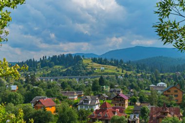 güzel ve güçlü taş demiryolu köprü viyadük Karpat kasaba ve uzak dağlarda zemin