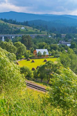 arka planı mavi, uzak dağlarda Karpatlar kemerli bir yüksek Demiryolu Köprüsü