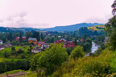 Demiryolu nehir ve dağ köyü arka planda Köprüsü manzaralı
