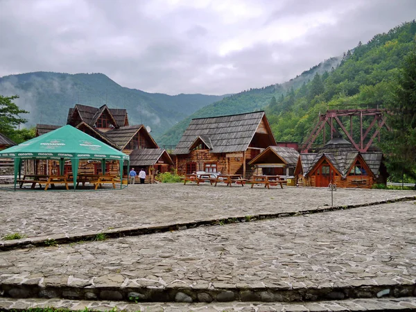 Pitoresk bir restoran rahat tablolar ve bir görünümünü kasvetli bir sisli gökyüzü arka planı büyük sonsuz dağlar