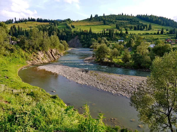 Kendi aralarında iki banka hafifçe eğimli dağ yamaçları zemin karşı bölen bir hızlı dağ nehir