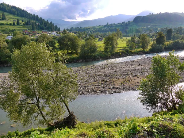 masal köyü üzerine sığ bir nehir taşları ile mayınları bir ada ile yanındaki yeşil çayır