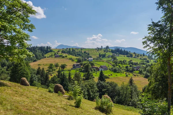 Casas rurales limpias y hermosas en las pintorescas laderas de las montañas — Foto de Stock