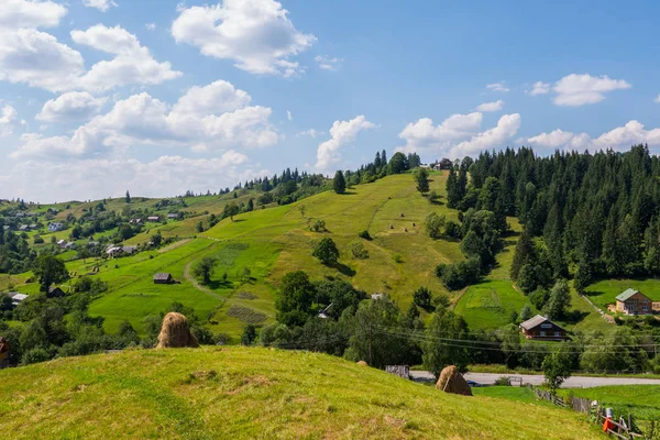 Karpaten-Dorf in den Tälern mit selten heruntergekommenen bescheidenen Häusern — Stockfoto