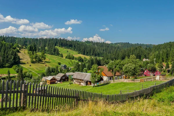 Eine Reihe hölzerner Schtahetyte, die den Hof eines Hauses von einem anderen trennen — Stockfoto