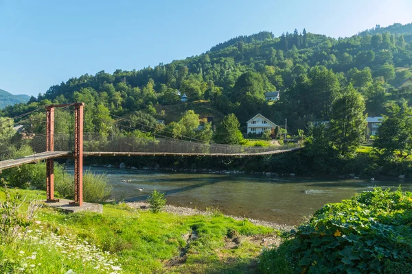 dağ nehir kablo köprüden yukarıda bulutsuz gökyüzü
