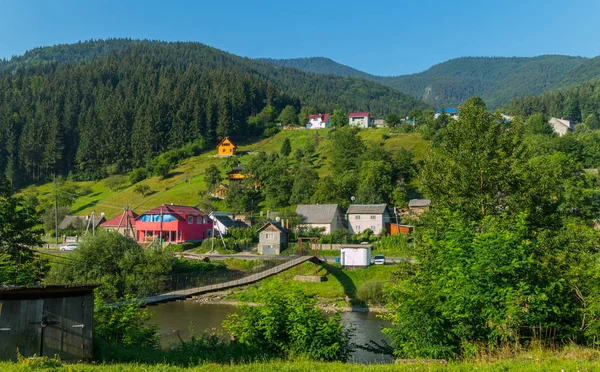İki banka birbirleriyle bağlayan bir dağ nehir boyunca uzun ahşap bir asma köprü