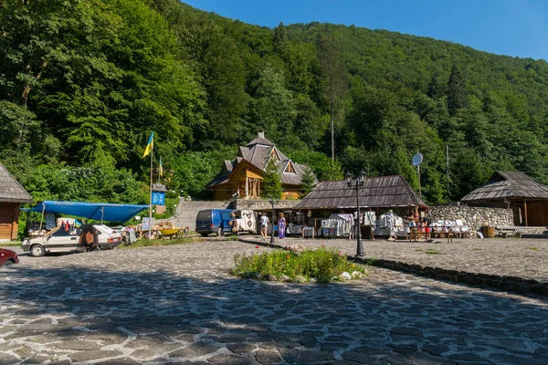 Hediyelik eşya çarşı turist çekmek için dağlar yakınındaki taş bir meydanda