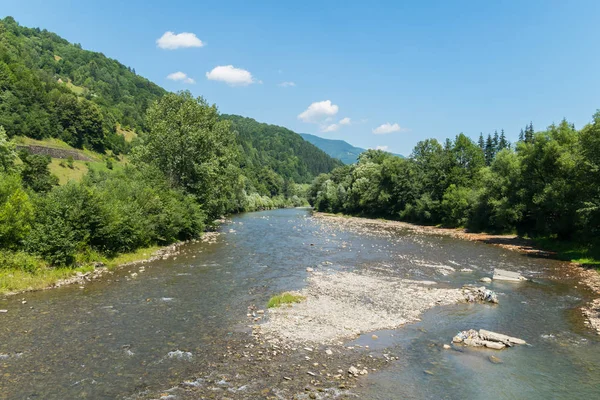 Güzel yeşil dağ manzarası zemin karşı küçük bir hızlı nehir