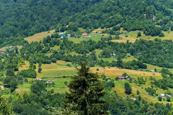Güzel bir dağlık alana kaotik evleriyle ve pitoresk doğa görkemli bir yeşillik ile lüks manzara.