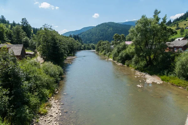 Um rio profundo em uma área montanhosa cercada por árvores. Um lugar ideal para um pescador — Fotografia de Stock