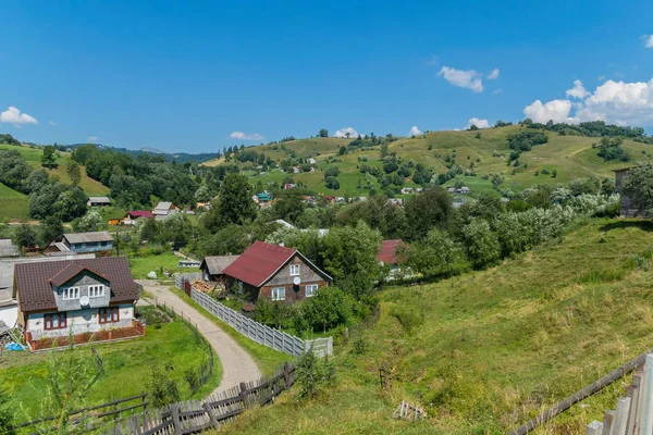 Arka planı yeşil ovalar ve tepeler çok kırsal konutlarında önde gelen dağ yamacı