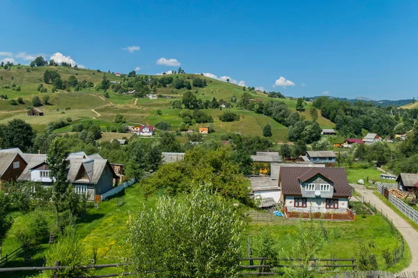 Küçük sokakları ve kahverengi, kırmızı ve sarı çatılar ile bir ev ile bir köy