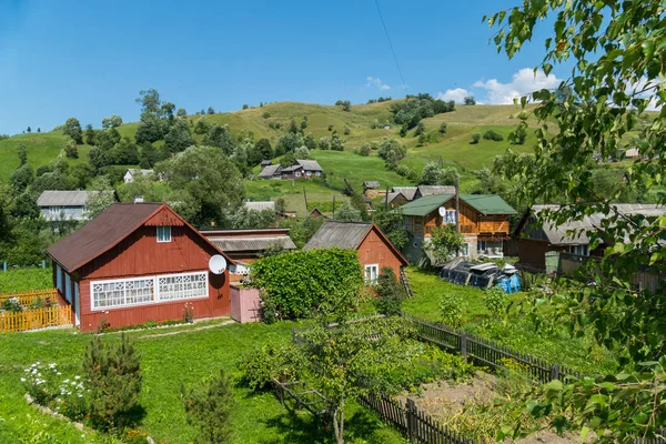 La campagne avec des maisons en bois dans les montagnes — Photo