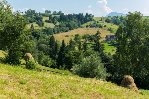 Dağlar ve ovalar olmayan bir yer. Bu haystacks ve evleri arasında