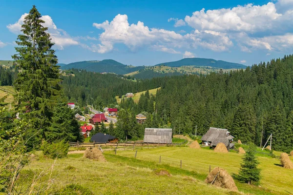 Eski kırsal konutlarında haystacks yeşil düşünülemez Dağları'nın eteklerinde güzel modern evler zemin karşı avluda ile
