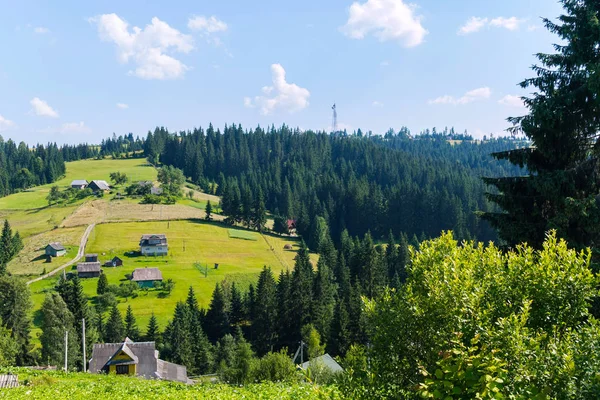 Eski kırsal konutlarında mavi gökyüzüne karşı bir dağ tepe yamacında bulunan