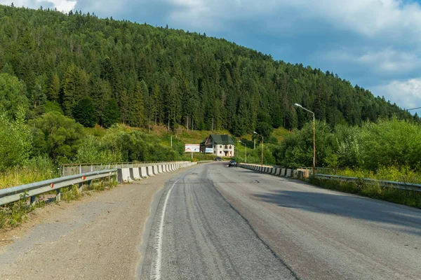 Yangınlar yetiştiği bir dağ ile parapet yolda Asfaltlı yol açar