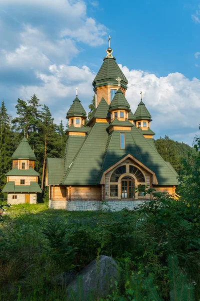 beyaz bulutlar ile mavi gökyüzü altında güzel bir yapı ile düşük Kilisesi haçlar