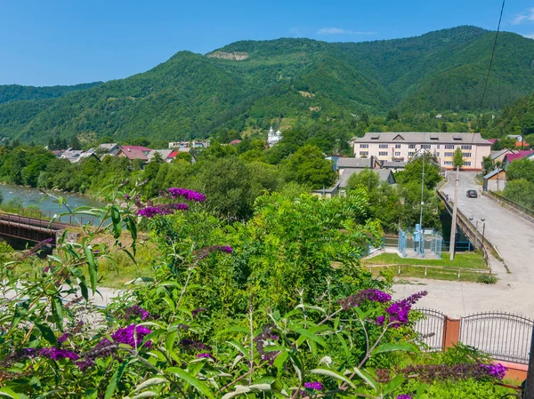 Yeşil dağlar, bir köprü bir köprü ve konut bir köy ile güzel bir görünüm