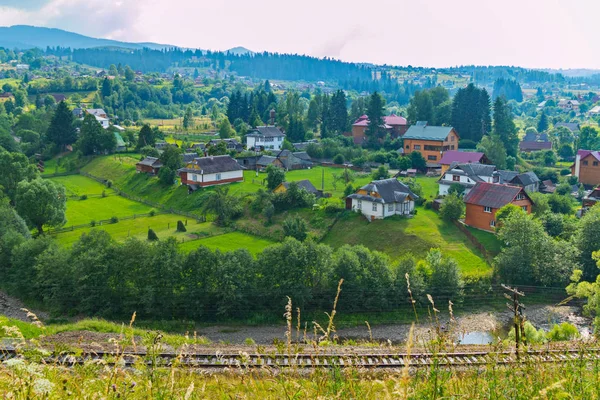 Hermosas y bien cuidadas casas en alfombras de hierba verde en un valle de montaña — Foto de Stock