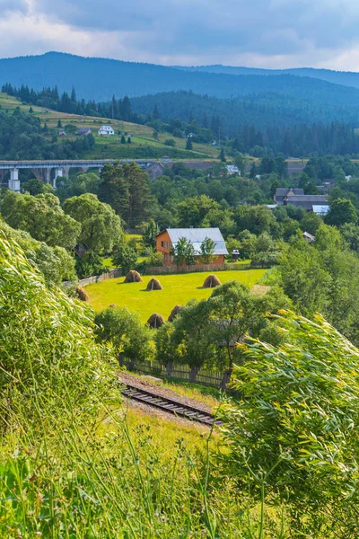 arka planı mavi, uzak dağlarda Karpatlar kemerli bir yüksek Demiryolu Köprüsü