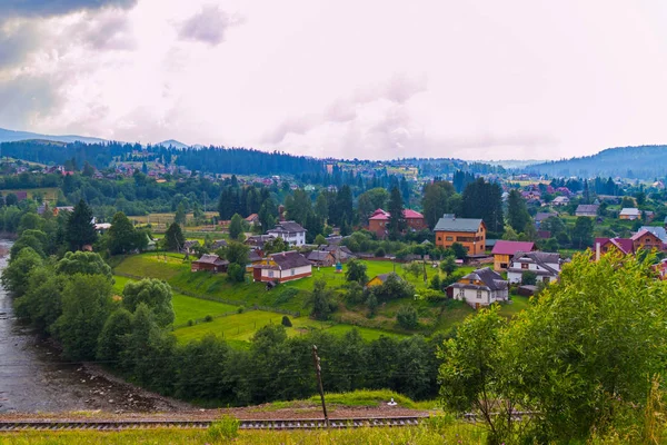 Grüne Bäume, blaue Berge, eine Vielzahl von Hausdächern und weiße Wolken am Himmel. Was für eine Schönheit — Stockfoto