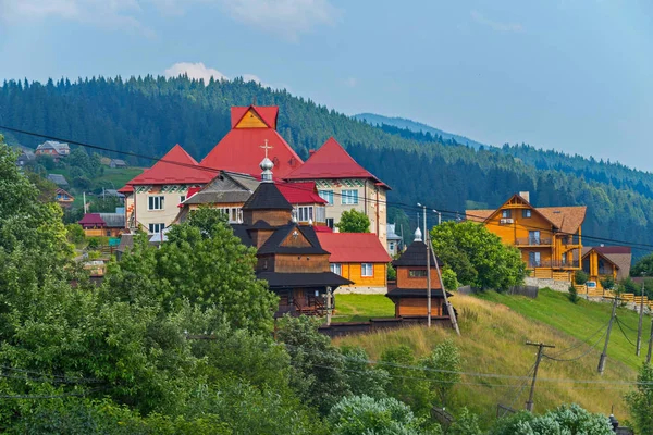 Muhteşem kırsal kesimde ve birkaç kat uzun, yoğun orman güzel manzaralı tek katlı evler.
