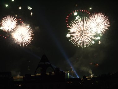 onların ateş topları ile gökyüzü parlak beyaz havai fişek aydınlatmak