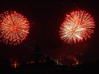 Gece su yüzeyine karşı bir spot ışığı zemin yansıması güzel Festival havai fişek