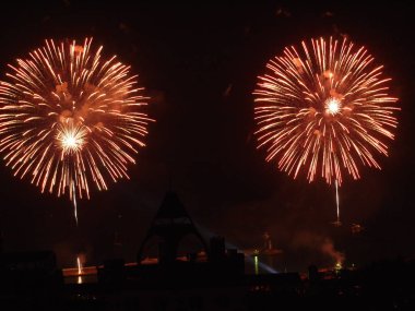 su üzerinde binlerce yıldız şenlikli gece havai fişek dağılım