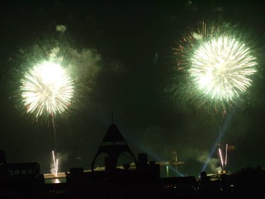 Parlak bir ışık selamlıyor gökyüzünde iki patlama