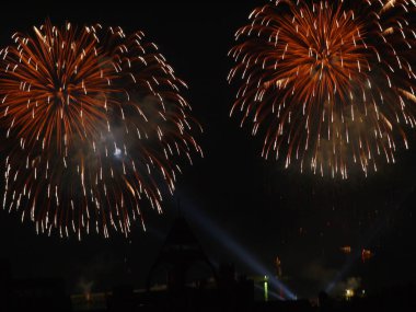 Selam karanlık akşam gökyüzünde parlak ve renkli yanardöner ışıkları