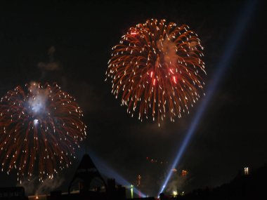 Selam gece gökyüzünde parlak Festival ışıkları gelen yağmur