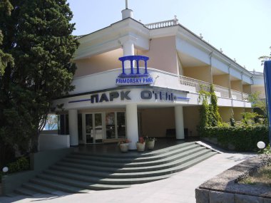 Park ve Otel girişinde güzel manzaralarını aynı meydanda yer alır. Kapıları yakınındaki büyüyen yeşil ağaçların gölgesinde çiçeklere ayakta tencere ile.