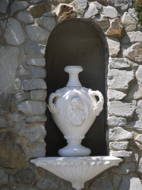 Antik antika beyaz Amfora bir stand taş bir niş içinde