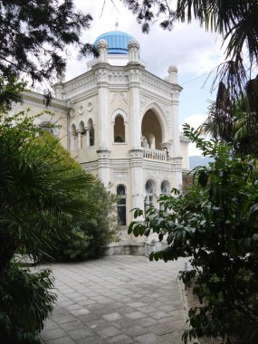 güzel manzara yemyeşil çalılar arasında bina cephe