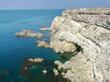 mavi deniz, okyanus mavi gökyüzünün altında beyaz kayalık uçurum