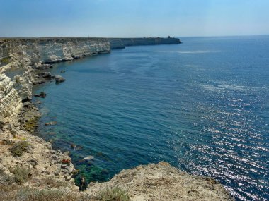Karadeniz kıyısında kayalık alt ve bir uçurum bile dik duvarlar ile kıyı boyunca uzanan bir görünümünü.