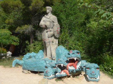 Üç başlı bir ejderha yendi bir kılıç ile bir şövalye için somut bir heykel