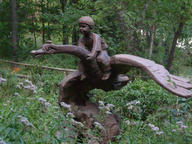 parkta halk masalı ve ivasik telesik ayakta kahramanları kuğu sürme bir erkek heykeli