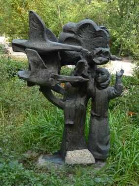 Onu kurtarmak için nerede kuşlar küçük kardeş ve küçük kardeş küçük bir anıt kaz kuğu masal gitti