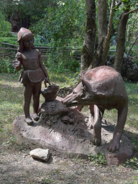 Bir çocuk masal kurt ve kırmızı bere bir parkta heykel. En sevdiğim çocuk masal biri.