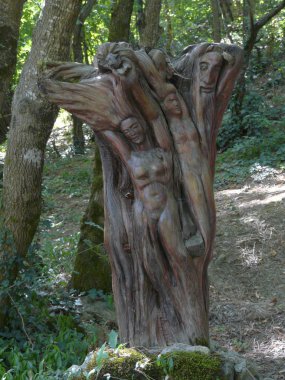 kızlar ve masal bir karakter isimlerinden bir bileşimi oyulmuş parkta bir ağacın gövde