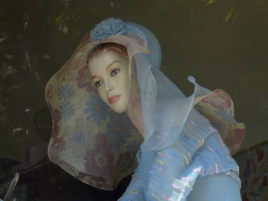 Çocuk bebek el yapımı elbise giymiş. Onun önünde bir dalgın bakmak ile.